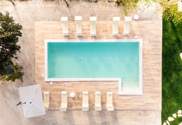 La piscina misura 10 x 4 m, profondità costante 1,30 m - Villa Lia