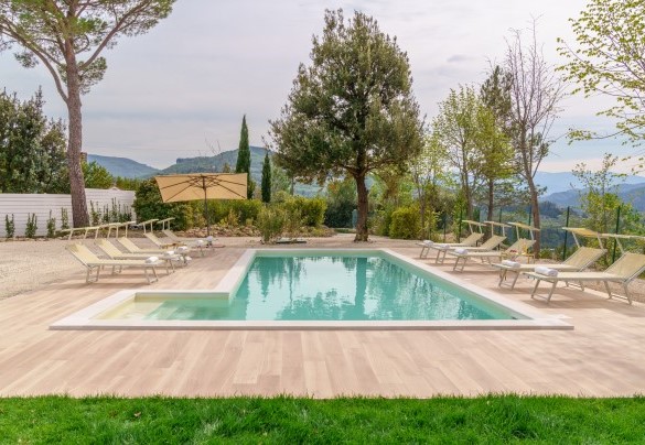 La piscina misura 10 x 4 m, profondità costante 1,30 m - Villa Lia