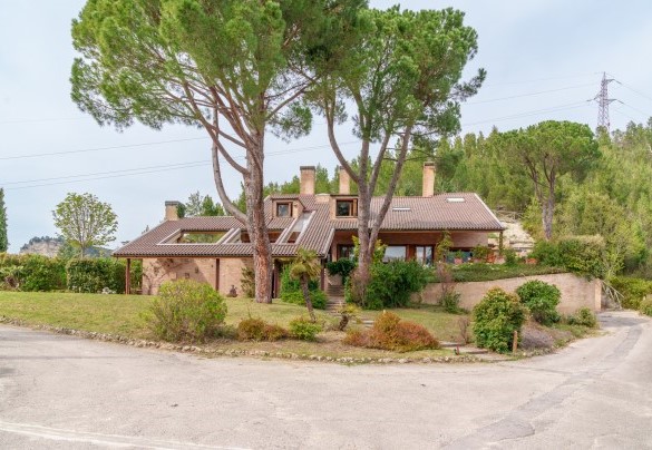  La villa è una raffinata residenza immersa nel verde delle colline marchigiane - Villa Lia