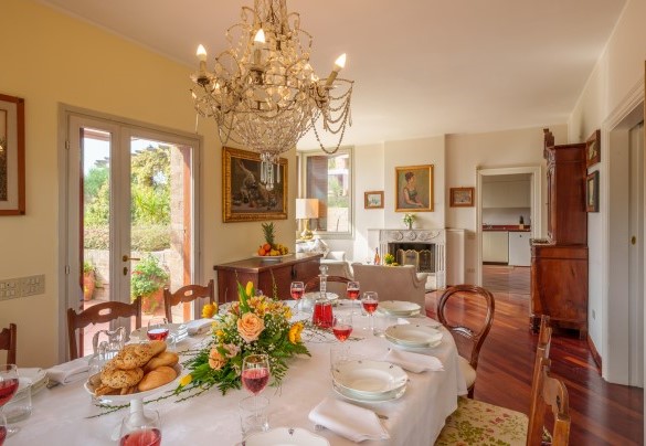 La zona pranzo con camino - Villa Lia