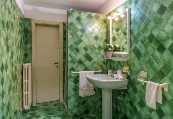 Bagno con doccia n. 4 al seminterrato - Villa Lia