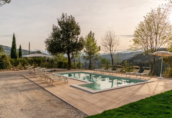 Area prendisole di circa 300 mq in parte pavimentata in gres, in parte a prato - Villa Lia