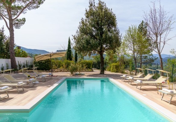 La piscina offre una vista panoramica sulla campagna e sulle montagne circostanti  - Villa Lia