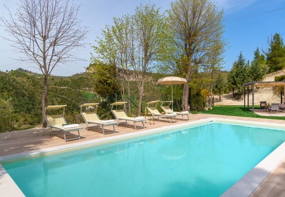 La piscina misura 10 x 4 m, profondità costante 1,30 m - Villa Lia