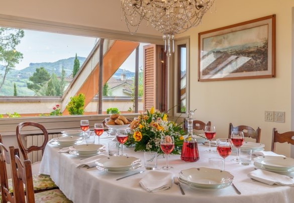 La sala pranzo con camino - Villa Lia