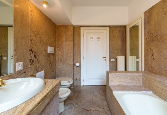 Bagno en suite con vasca n. 1 al piano terra - Villa Lia