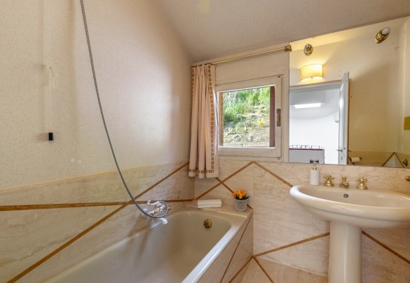 Bagno con vasca n. 2 al primo piano - Villa Lia