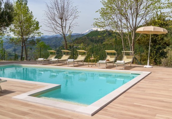 La piscina offre una vista panoramica sulla campagna e sulle montagne circostanti  - Villa Lia