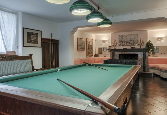 Il bel biliardo professionale completa la ricca offerta di questa straordinaria residenza - Villa Liberty Albisola