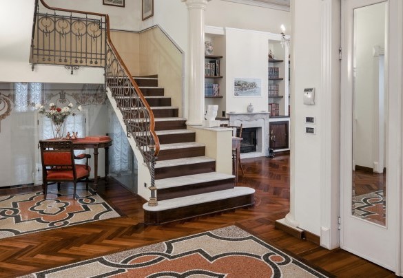 I bellissimi pavimenti dell'ingresso e la scala che conduce (22 gradini) ai piani superiori - Villa Liberty Albisola