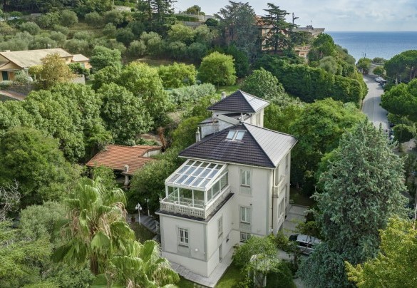 La villa è circondata da un rigoglioso giardino di rara ricchezza per la sua varietà di specie botaniche - Villa Liberty Albisola