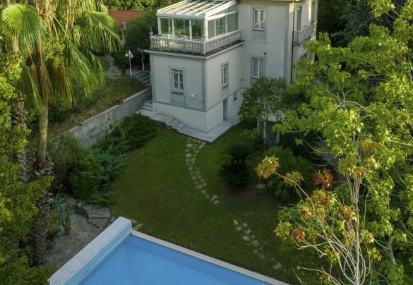 Un vero e proprio straordinario giardino botanico di circa 600 mq, in leggero pendio e disposto su due livelli - Villa Liberty Albisola