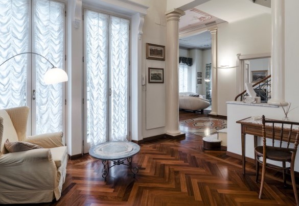 Una comoda poltrona nello studio-sala lettura invita l’Ospite al relax con un buon libro – Villa Liberty Albisola