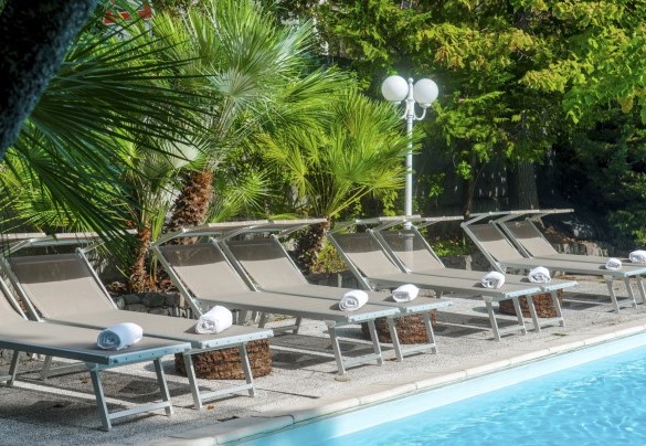 La piscina è depurata a cloro e sarà aperta dall’ultimo sabato di aprile al primo sabato di ottobre - Villa Liberty Albisola