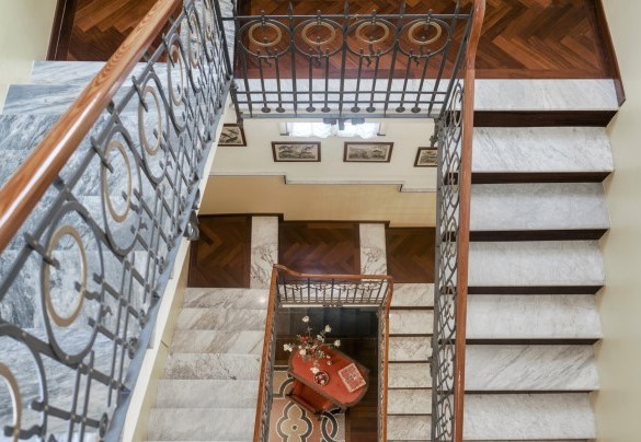 La seconda rampa della bellissima scala con ringhiera in ferro battuto, gradini in marmo e finiture in parquet raggiunge l’ultimo piano - Villa Liberty Albisola