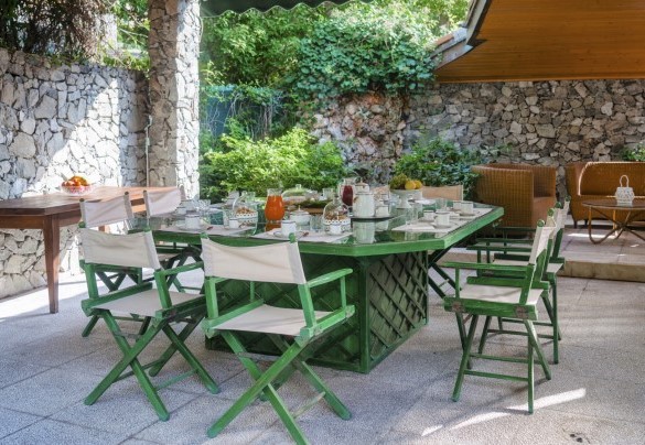 Il grande portico col tavolo per i banchetti e il salottino esterno, una stupenda oasi fresca dove trascorrere molte ore della giornata - Villa Liberty Albisola