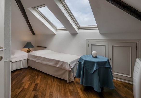 All’ultimo piano, una mansarda con due letti singoli e un bagno con vasca completano la zona notte - Villa Liberty Albisola