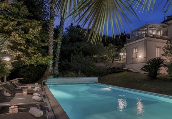 La piscina è dotata di illuminazione interna per creare incantevoli atmosfere notturne e un comodo spogliatoio è a servizio degli Ospiti - Villa Liberty Albisola