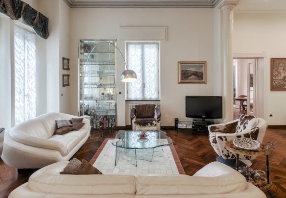 Gli ambienti interni sono caratterizzati da soffitti decorati, materiali pregiati, finiture raffinate ed arredi eleganti - Villa Liberty Albisola