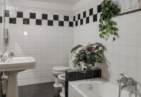 Al pianterreno si trova anche un comodo bagno con vasca - Villa Liberty Albisola