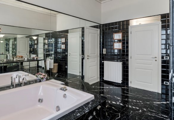 L’ampia sala da bagno con la vasca idromassaggio a servizio della seconda camera (ensuite) - Villa Liberty Albisola