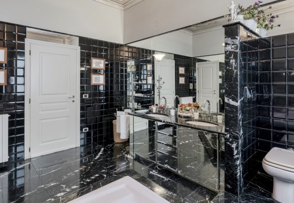 Il marmo, gli specchi ed il colore nero predominano nella sala da bagno del secondo piano - Villa Liberty Albisola