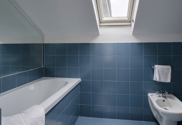 Il bagno con vasca all’ultimo piano - Villa Liberty Albisola