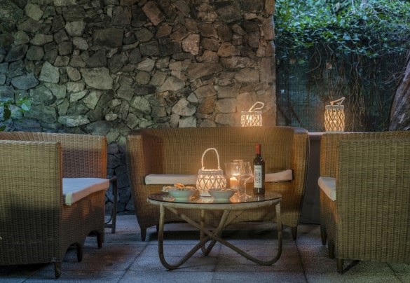L’accogliente salottino esterno sotto il portico - Villa Liberty Albisola