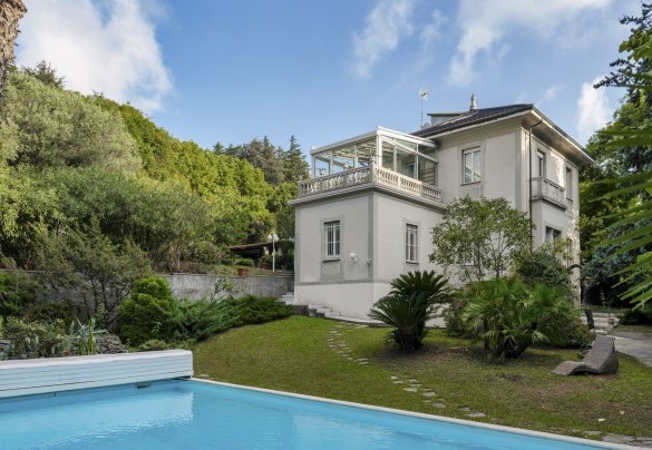 Riportata agli originali fasti dagli attuali Proprietari, la villa mantiene ancora oggi l’originale layout a cui si è aggiunta negli anni recenti una bella piscina - Villa Liberty Albisola