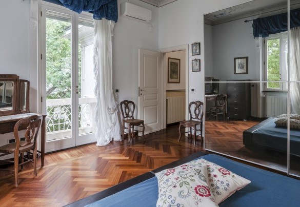 La prima camera matrimoniale, in tutta la villa prevalgono i pavimenti in pregiato parquet - Villa Liberty ALbisola