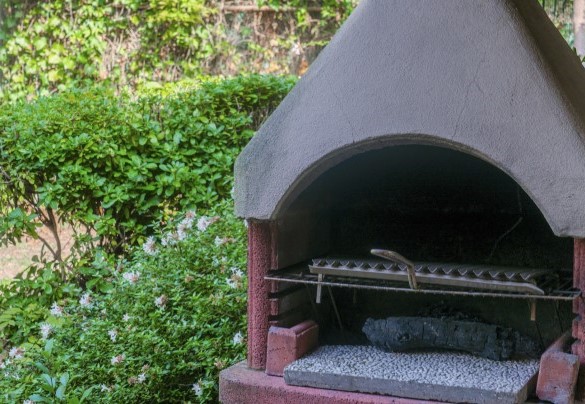 Il barbecue in muratura, il forno e la cucina esterna sono integrati nel grande portico - Villa Liberty Albisola