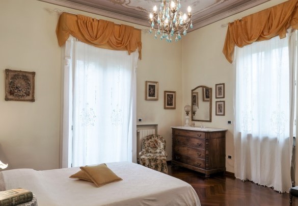 I soffitti decorati, i materiali pregiati, le finiture raffinate e gli arredi eleganti di questa camera sono l’espressione della cura e della passione che gli attuali Proprietari hanno dedicato a questa prestigiosa residenza - Villa Liberty Albisola
