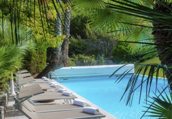 La piscina di forma rettangolare, misura 12 x 6 m ed ha una profondità massima di 3 m - Villa Liberty Albisola
