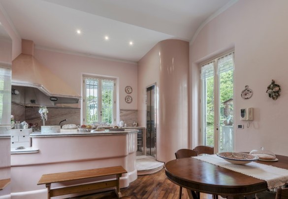 Anche la cucina è espressione della cura e della passione che gli attuali Proprietari hanno dedicato a questa prestigiosa residenza - Villa Liberty Albisola