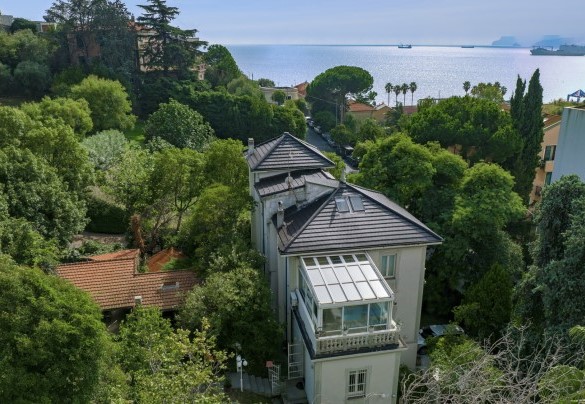 La villa si trova a meno di 200 m dalle belle spiagge sul lungomare di Albisola Superiore - Villa Liberty Albisola