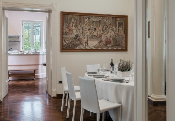 L’elegante sala da pranzo comunica con il soggiorno e la cucina - Villa Liberty Albisola