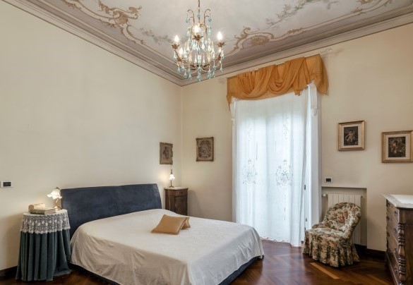 La seconda camera matrimoniale al secondo piano con bagno en suite e cabina armadi dalla quale si accede ad una grande veranda - Villa Liberty Albisola