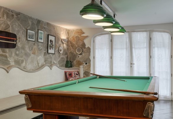 Al pianterreno con la sala biliardo si può accedere anche attraverso la porta finestra che si trova sulla facciata principale della villa, proprio di fronte al cancello carrabile di ingresso - Villa Liberty Albisola