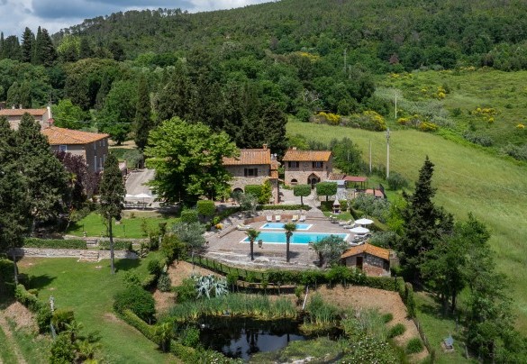 The house is surrounded by the rolling Tuscan hills – Villa Loredana