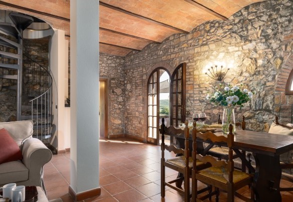 Il salotto con camino e tv nell’annesso – Villa Loredana