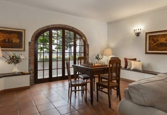 The open-plan living room with fireplace and TV – Villa Loredana