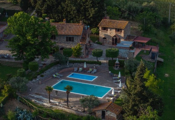 The house is surrounded by the rolling Tuscan hills – Villa Loredana