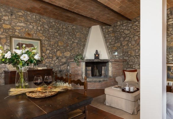 Il salotto con camino e tv nell’annesso – Villa Loredana