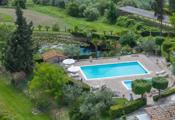 The lawn part of the garden is on different levels – Villa Loredana