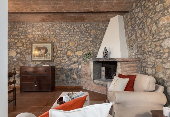  Il salotto con camino e tv nell’annesso – Villa Loredana