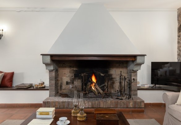 The open-plan living room with fireplace and TV – Villa Loredana