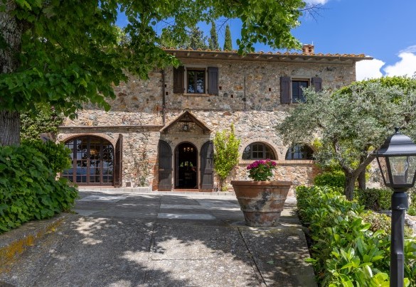 The stone walls of the house are softened by climbing plants that add a touch of colour and vitality – Villa Loredana 