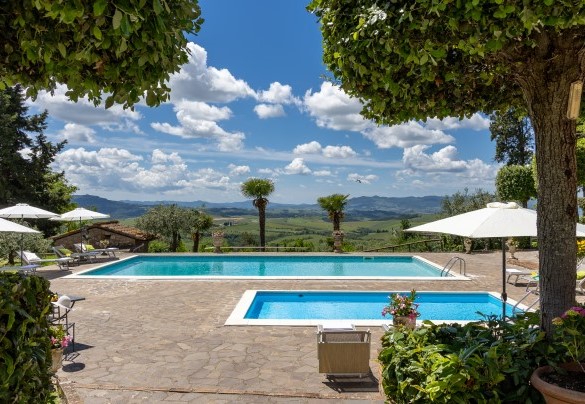 The stone solarium area, equipped with sunbeds, tables and umbrellas to offer guests maximum comfort – Villa Loredana