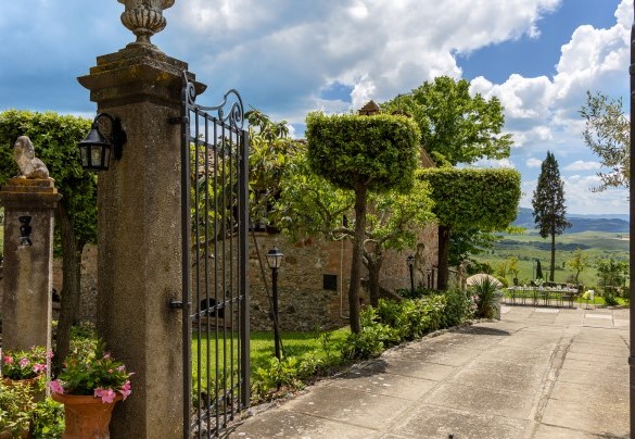 The well-kept garden alternates areas of natural lawn with the rich vegetation – Villa Loredana