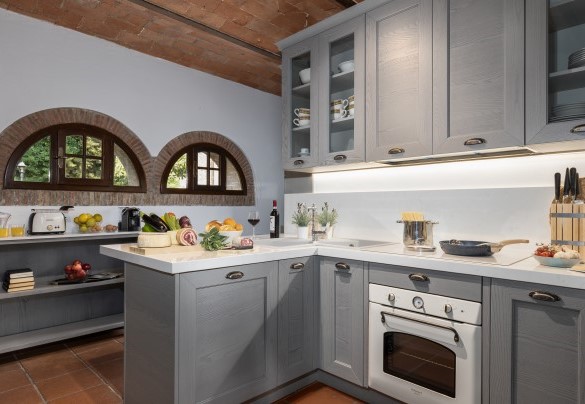 The kitchen with fireplace and wood-burning oven – Villa Loredana